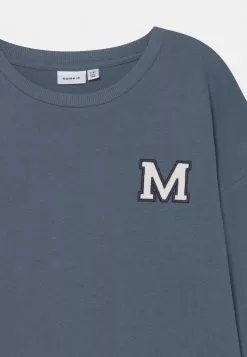 NAME IT Nkmkollege Box Unisex - Sweater - China Blue -Shirt Zacht Verkoop 409932345ebf48178c51f19432d5c6d2