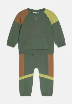 NAME IT Nbmbafio Unisex Set - Trainingsbroek - Laurel Wreath